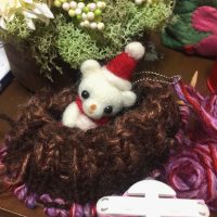 百均のクリスマスキットのクマさんと、アレンジフラワーと編み物