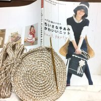 編みかけの帽子と雑誌