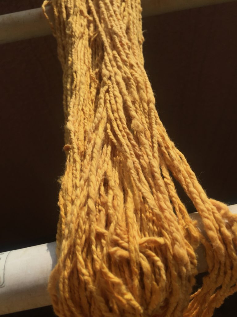 ウコン色のカセ糸