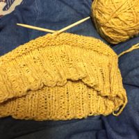 玉ねぎ染めをした、コットン糸で編み始めた帽子