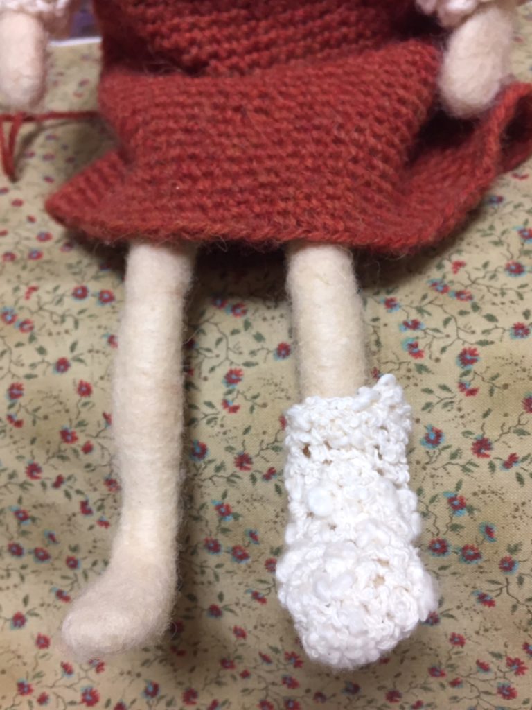 片方編めた靴下を、お人形さんに。