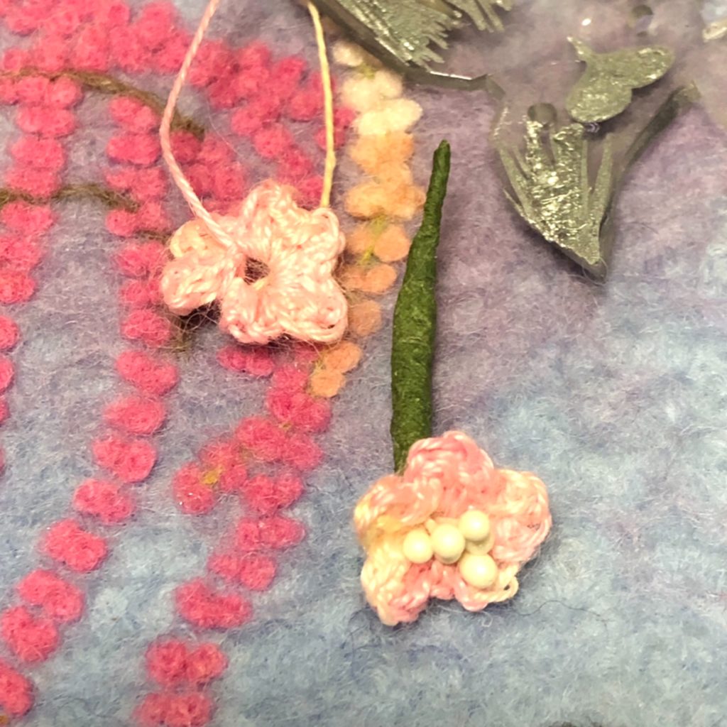 細いヘンプ糸で編んだ、小さなお花