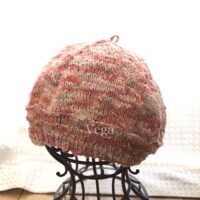 コットン糸で編んだ、春色の柔らかなベレー帽