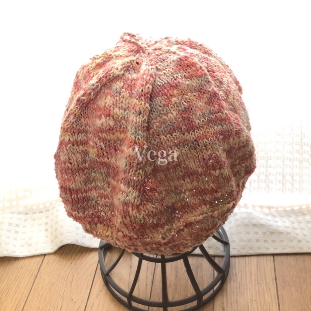 コットン糸で編んだ、春色の柔らかなベレー帽